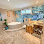 Provencal In Preserved Natural Setting بيت للعطل *